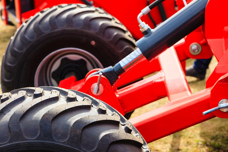 农业设备概念详细闭式农业机械轮胎大门外大轮胎背景图片