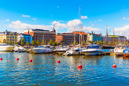 芬兰赫尔辛基老城建筑和码头的景色夏季芬兰赫尔辛基老港有游艇和船只图片