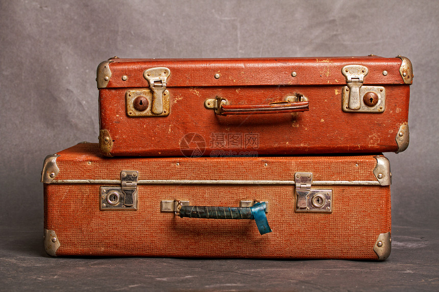 旧式红发老的关闭灰色背景的手提箱旧式红皮图片