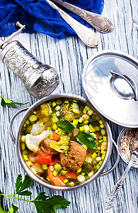 蔬菜汤和金属碗中的肉丸图片