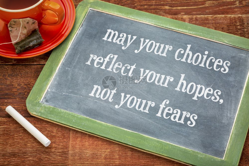 愿你的选择能反映希望而不是恐惧在黑板上用粉笔和茶杯的鼓舞人心文字图片