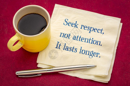 长按关注寻求尊重而不是关注它持续的时间更长手写在餐巾纸上加一杯咖啡背景