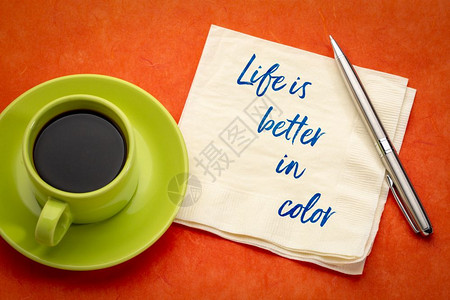 生活在颜色上更好在纸巾上写灵感笔迹红色的橘子纸绿色的咖啡图片