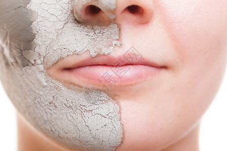 撕拉式鼻贴皮肤护理女面部的缝合使用粘土面具的年轻女照顾干燥情谊的年轻女孤立的年轻女斯帕和美容治疗背景