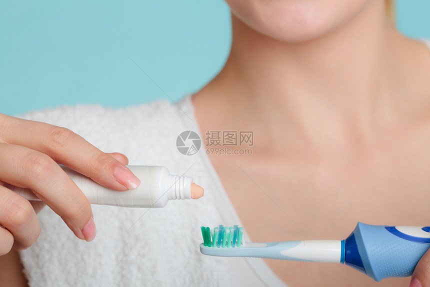 美少女在电刷上涂牙膏女人在口腔里打扫关心牙科健康还有膏和刷图片