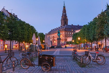清晨蓝色时间丹麦首都哥本哈根堡宫丹麦哥本哈根高清图片