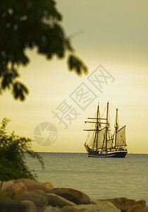 黄昏日落出时海上高的帆船图片