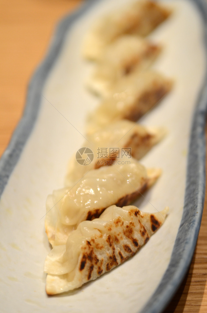 日式传统碗炒鸡尾薯条图片