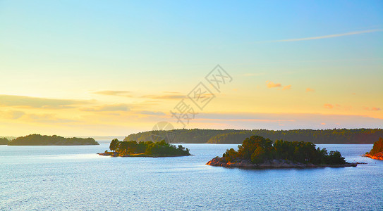 日落时瑞典斯德哥尔摩群岛小屿的全景图片