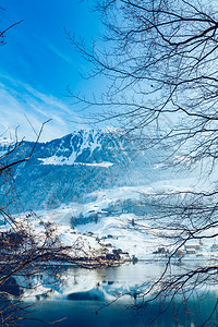 有山的湖冬季风景图片