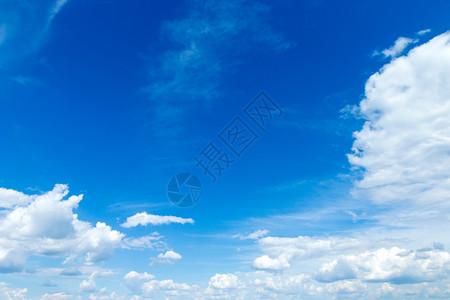 蓝色天空背景云雾微小全景图片