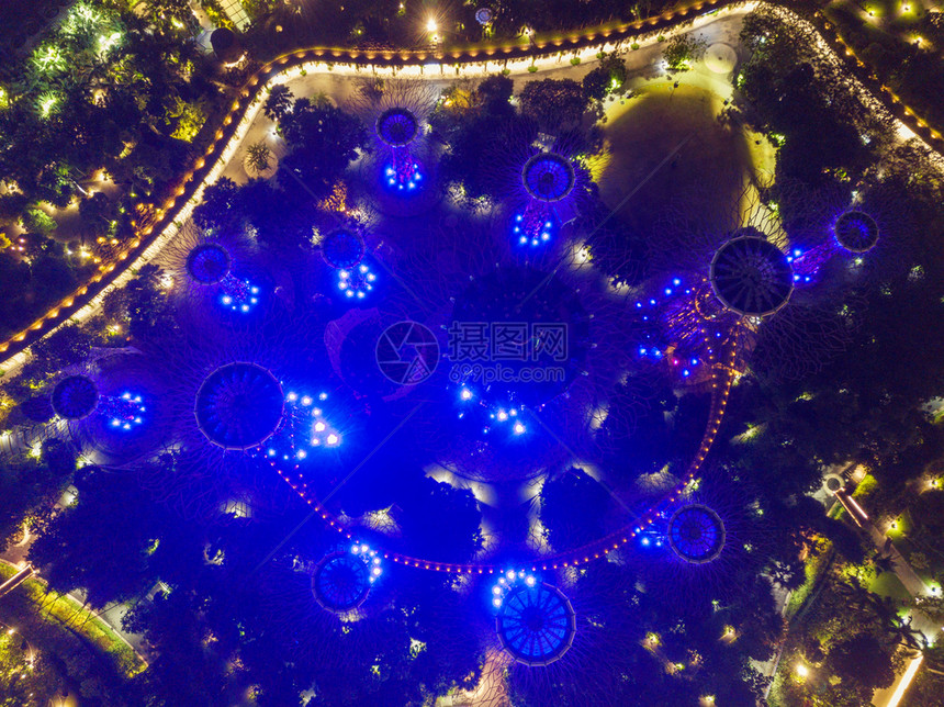超级树林园在新加坡市玛丽娜湾的海旁花园晚上空中观赏图片