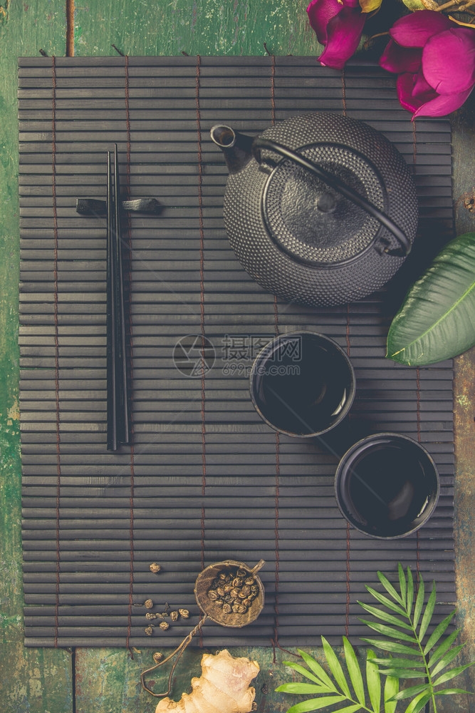 亚洲食物背景深生背景的茶和筷子顶端的景色平坦原亚洲食物背景深生的茶和筷子图片