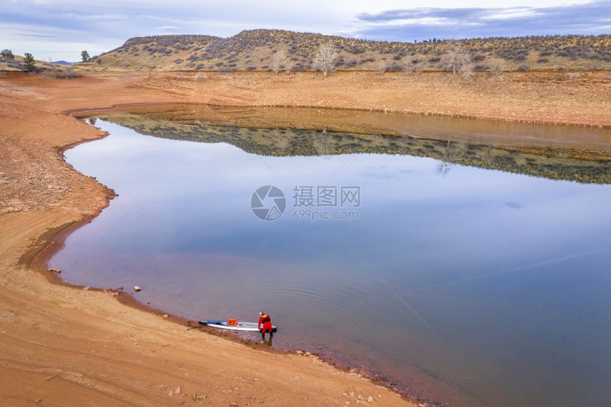 湖岸一个站立的护林员空中景象科罗拉多北丘陵典型的冬季风景没有雪水位低图片