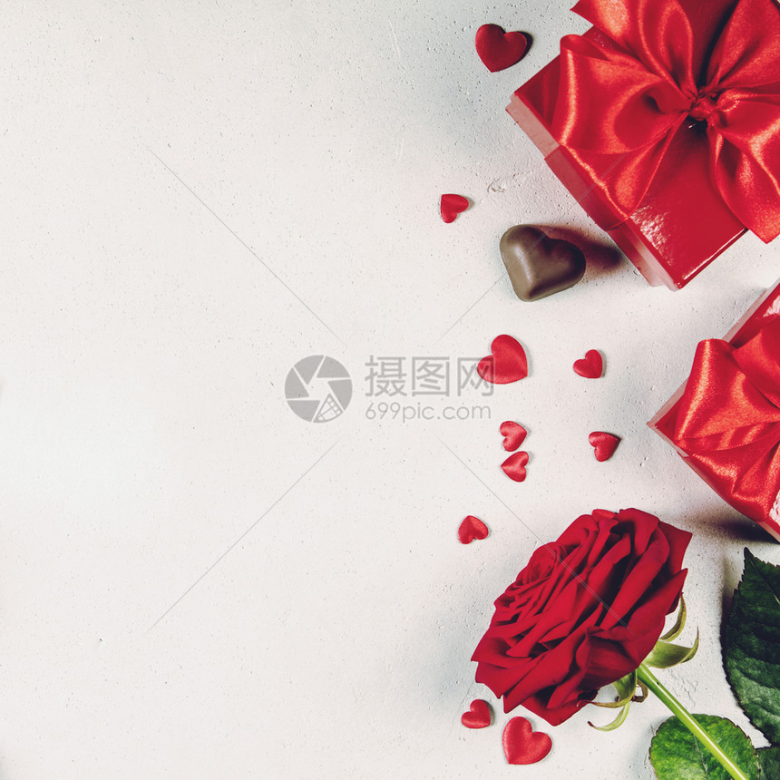 Valentines带有巧克力叉子刀玫瑰礼品和爱情木字母的日背景Valentines白天概念顶部视图复制空间Valentines图片