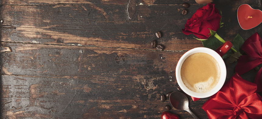 Valentineday概念顶部视图复制空间Valent日背景咖啡红玫瑰巧克力叉子刀和礼品概念复制空间Valentrs日背景平铺图片