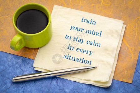 训练你的心灵在每一个情况中保持冷静灵感的笔迹在餐巾纸上加一杯咖啡图片