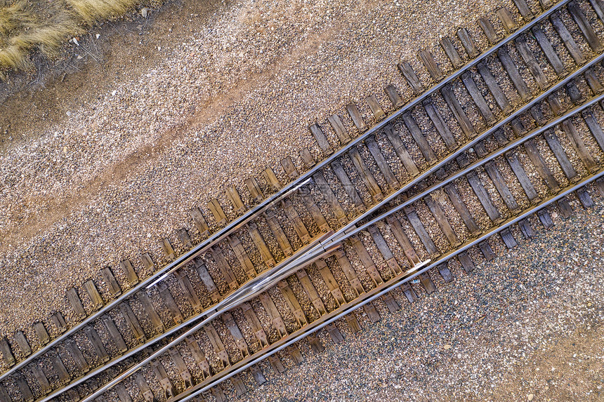铁路轨迹上面的顶视图图片