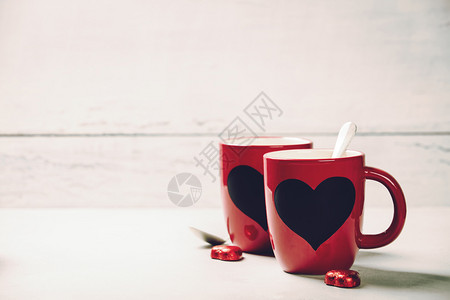 红杯在木质背景上爱或情人节和日概念情人节和日概念红杯在木质背景上背景图片