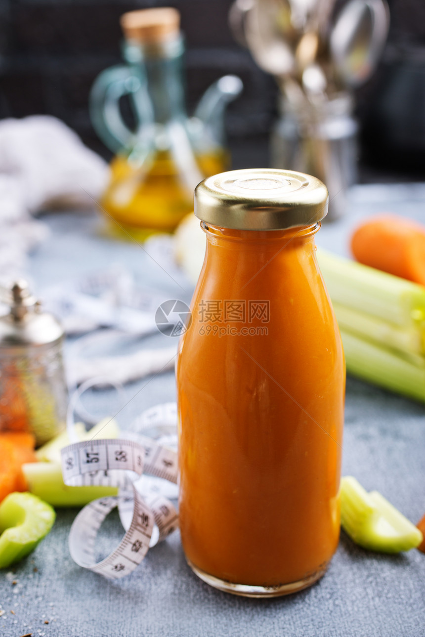 餐桌上瓶装蔬菜冰沙图片