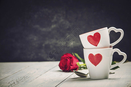 情人节日概念红杯和玫瑰在木质背景上爱或情人节和玫瑰日概念情人节和日概念红杯和玫瑰在木质背景上背景图片