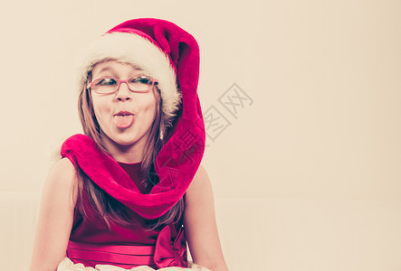 穿着圣诞帽子的托德勒女孩穿着圣诞帽子和礼服的托德勒女孩图片
