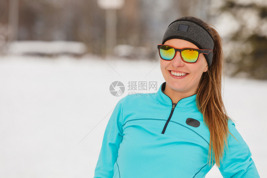 穿运动服的女孩冬季运动户外健身时装康概念冬季锻炼穿运动服和墨镜的女孩图片