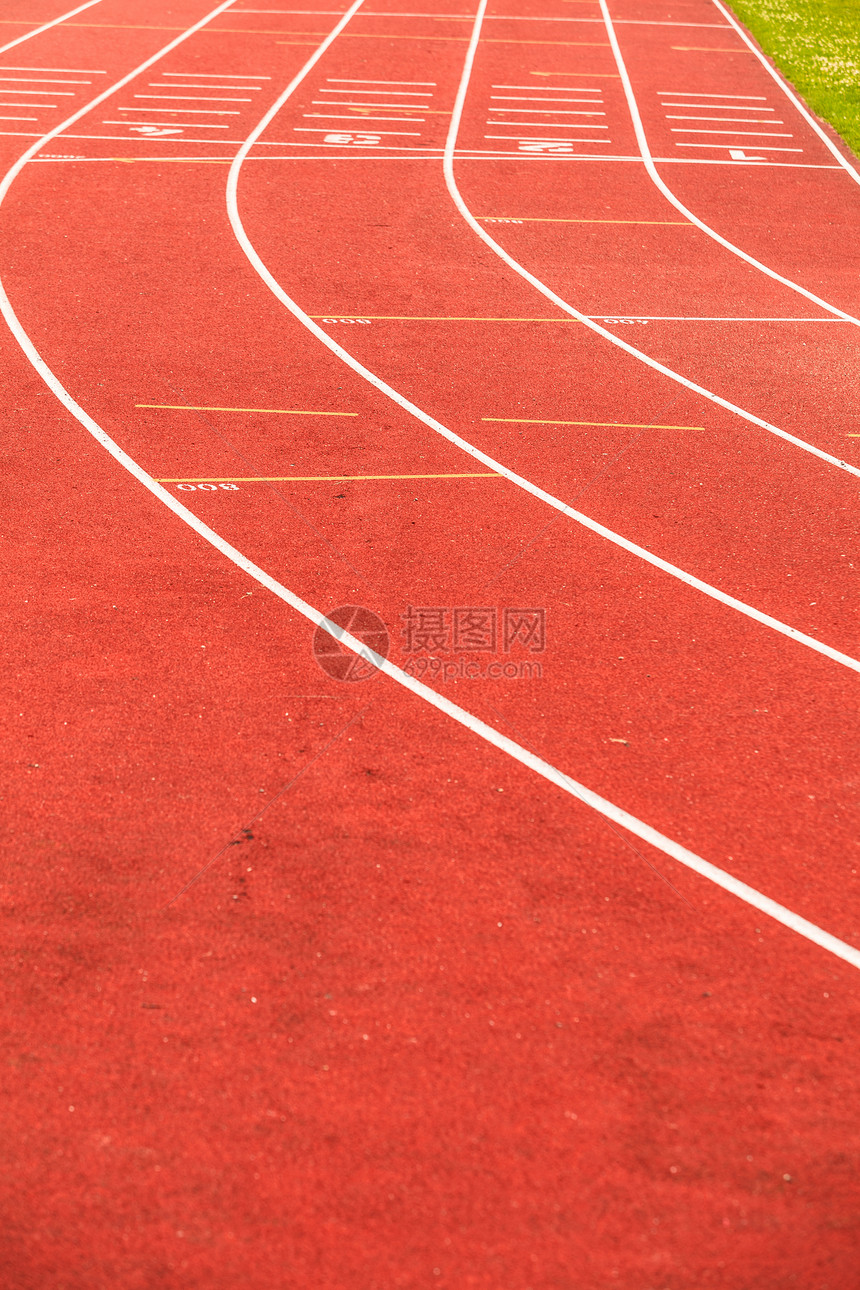 体育场的红色赛跑道图片