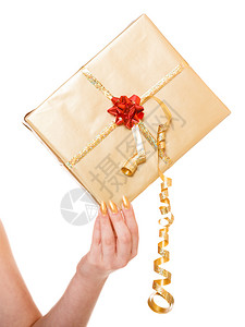 圣诞节X冬季或情人和r日生概念女手中的金礼盒孤立背景图片
