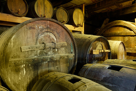 地窖的旧葡萄酒桶图片