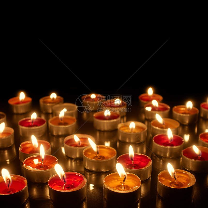 蜡烛灯许多烧着的蜡烛图片