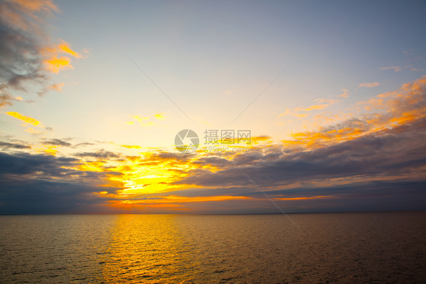 海面上日落时海景与平面图片