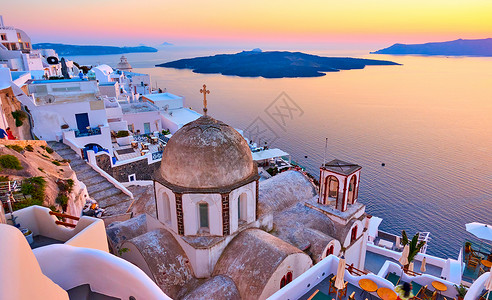 希腊圣托里尼岛日落时蒂拉镇和爱琴海的夜景图片