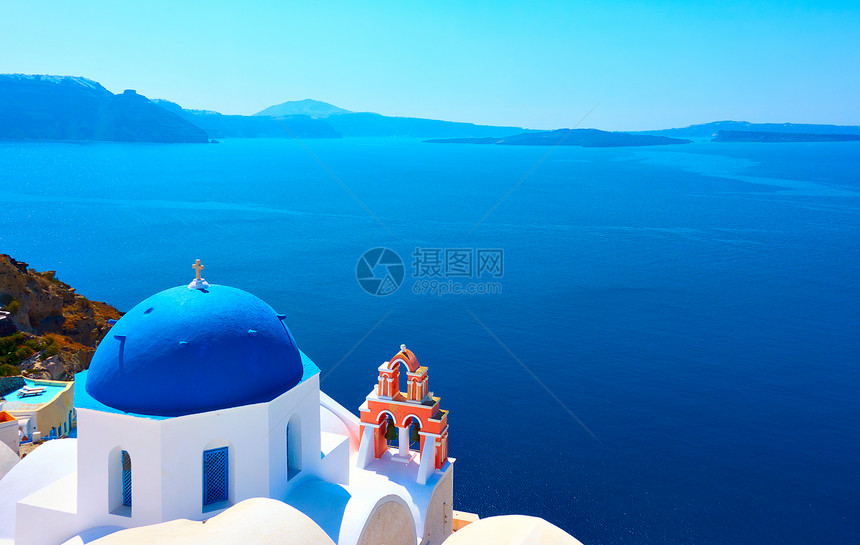 希腊圣托里尼岛Oia的希腊正统教堂的全景图片