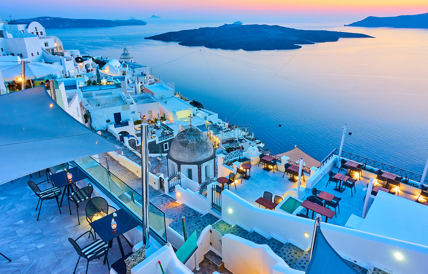 日落希腊圣托里尼蒂拉镇和爱琴海日落希腊风景图片