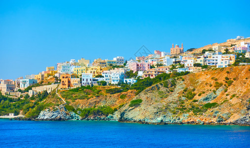 希腊锡拉岛海岸的埃尔穆波利镇图片