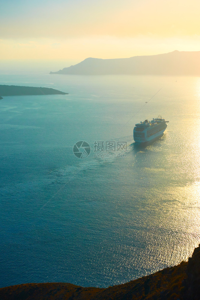 日落时远海和船只希腊圣托里尼海景图片