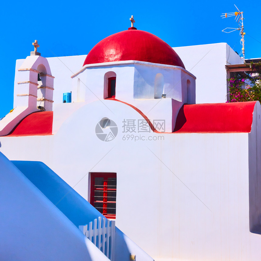 希腊米科诺斯岛教堂带有红色圆顶图片