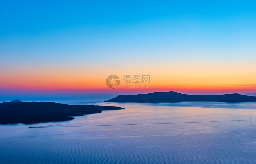 日落时爱琴海和岛屿的美景日落海景希腊圣托里尼图片