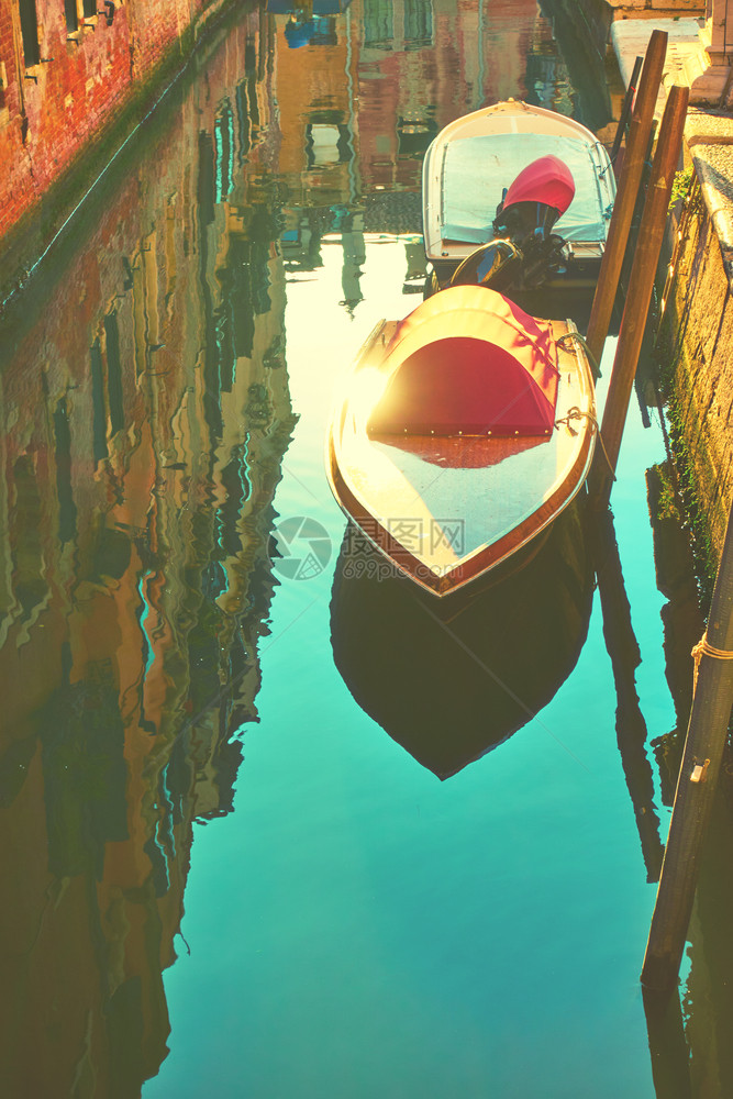 凌晨在威尼斯看到小型渡轮停泊在船只上的威尼斯运河图片