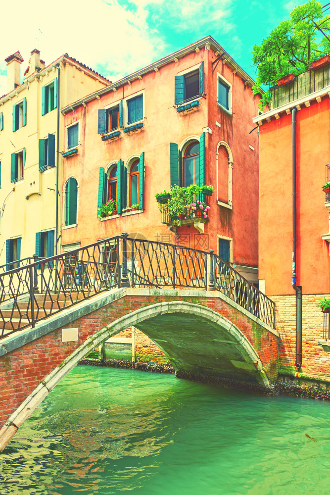 威尼斯用小拱桥和运河建造房屋的威尼斯风景图片