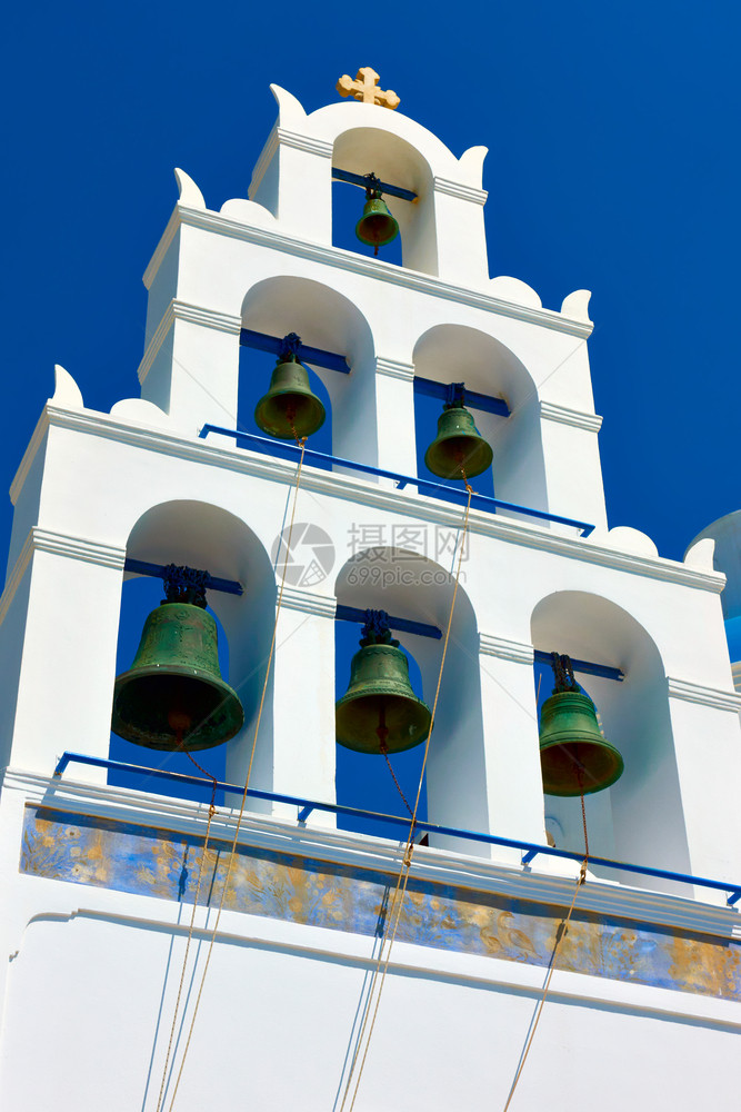 希腊圣托里尼奥亚的白铃塔对抗蓝天希腊图片