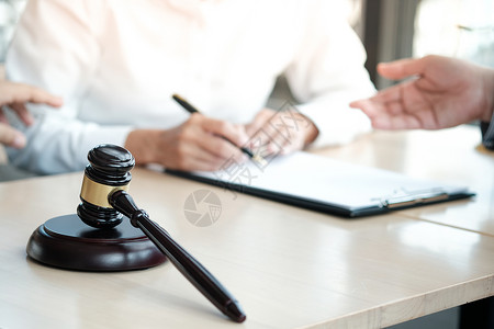 法律顾问向客户提出一份与手架和法律签订的合同司法和律师概念法理学高清图片素材