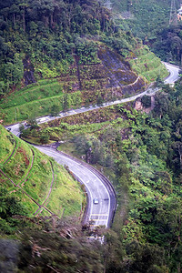 高山的道路狭窄倾斜图片