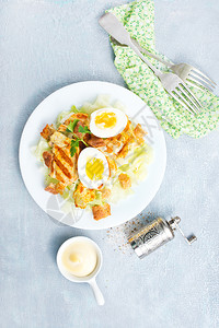 沙拉加炸鸡和煮蛋图片