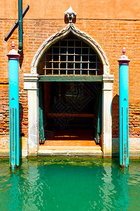 意大利威尼斯运河用旧房子的停泊杆和开闸门图片