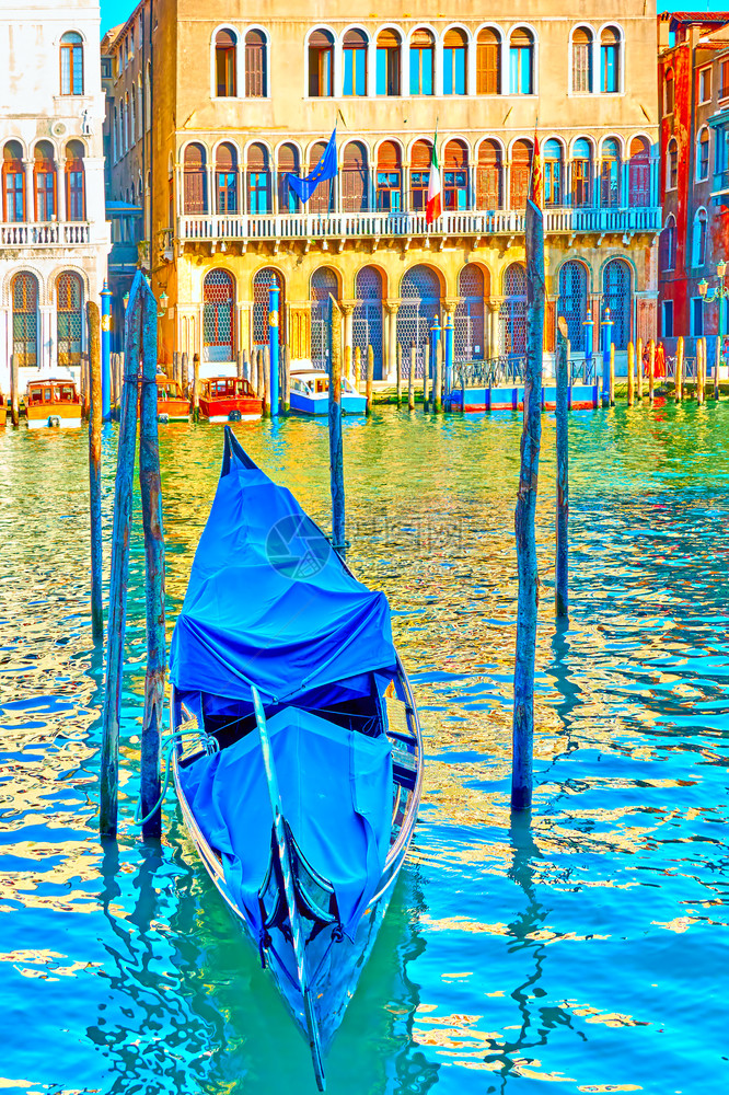意大利威尼斯运河独占的贡多拉图片