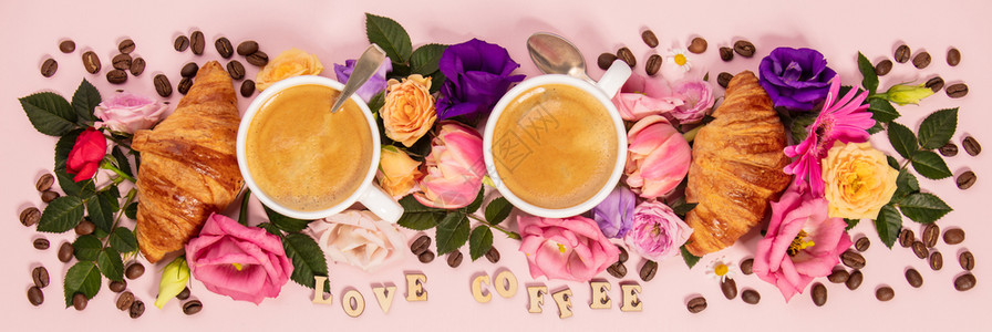 咖啡羊角面包和美丽的花朵舒适早餐博客杂志网络设计师社交媒体和艺术家的平面布置背景图片