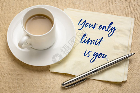 你唯一的限制就是你在餐巾纸上写有灵感的笔迹加上一杯咖啡图片