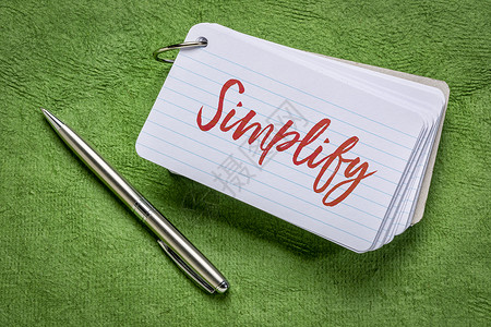 简化单词使用绿色纹理纸笔在索引卡上迹背景图片